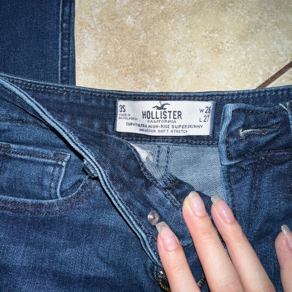 Hollister, curvy ultra high-rise, super skinny, soft stretch jeans size 3 short - Picture 2 of 2